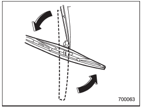 2. Turn the wiper blade assembly counterclockwise.