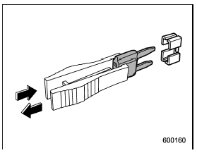 4. Pull out the fuse with the fuse puller.