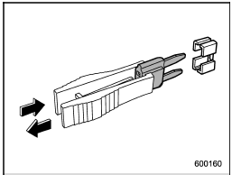 4. Pull out the fuse with the fuse puller.