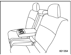 Rear passenger’s cup holder (if equipped)