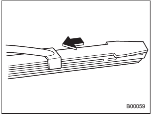 3. Align the claws of the metal support with the grooves in the rubber and