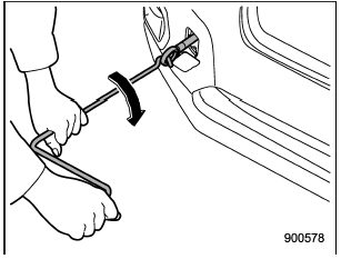 4. Tighten the towing hook securely